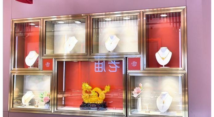 The shops in Laomiao are not merely uniform in form, but rather a spatial expression of brand culture.